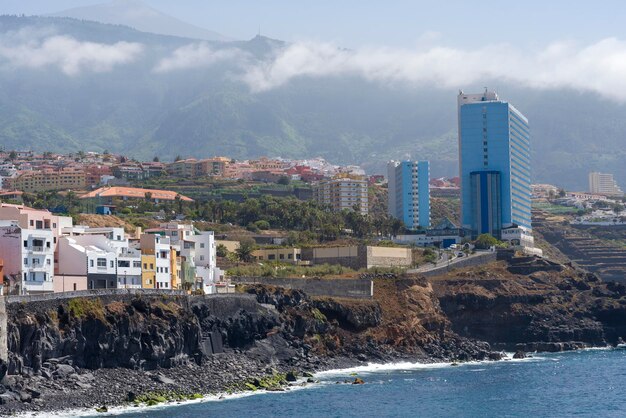 Case sulla costa dell'isola spagnola di Tenerife