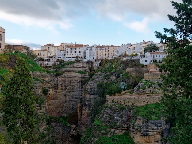 Case sulla scogliera nella città di ronda.