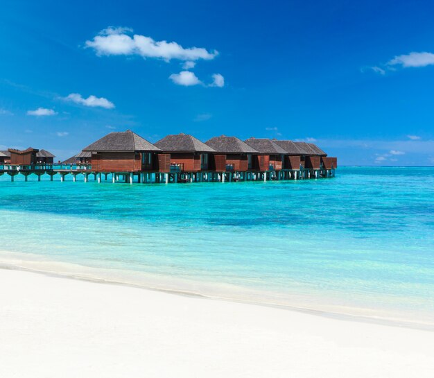 case sulla spiaggia tropicale in giornata di sole