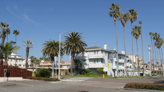 Case sulla strada suburbana in California USA. edifici in quartiere residenziale. Proprietà immobiliare