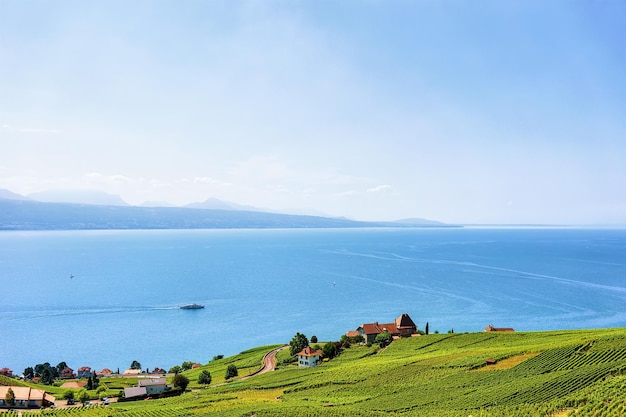 Case svizzere a Lavaux Vineyard Terrace sentiero escursionistico e nave sul Lago di Ginevra e sulle montagne svizzere, distretto di Lavaux-Oron in Svizzera