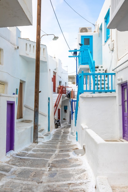 Case tradizionali con porte e finestre blu nelle stradine del villaggio greco di Mykonos, in Grecia