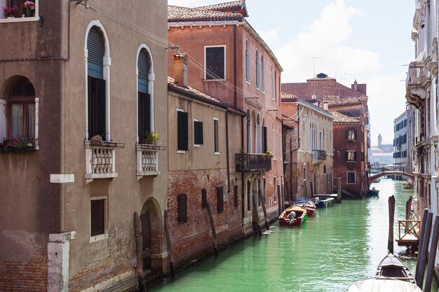 Case urbane sul lungomare del canale a Venezia
