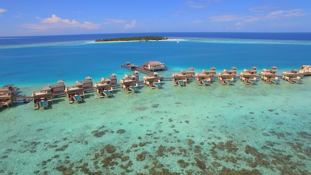 Case vacanza su palafitte con piscine Maldive fondale basso acqua limpida