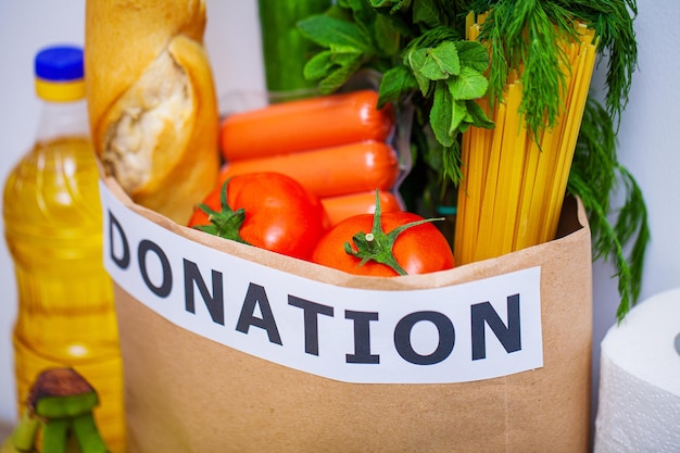 Casella di donazione con cibo diverso per le persone.