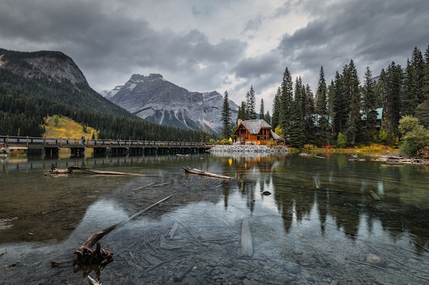 Casetta di legno sul lago verde smeraldo con le montagne rocciose al parco nazionale di Yoho