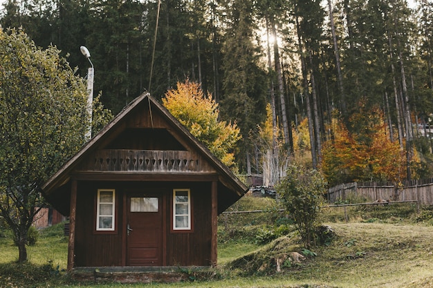 Casetta in legno nella località sciistica. Vacanze autunnali
