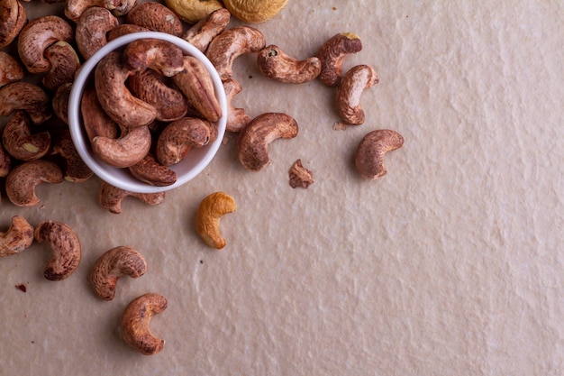 Cashews isolati su uno sfondo chiaro vista dall'alto pianeggiante