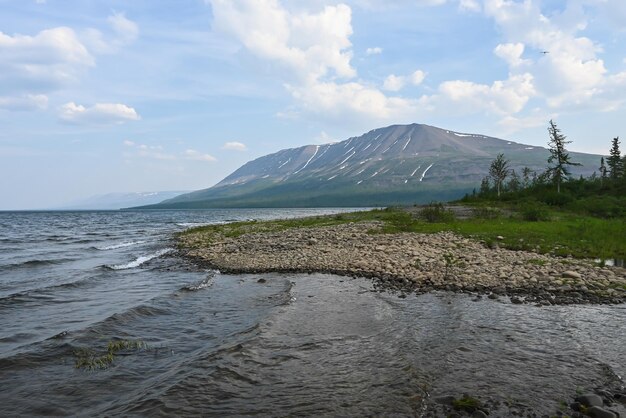 Cassa di montagna dell'altopiano di Putorana sul lago Glubokoe