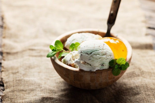 Cassata siciliana in ciotola di legno