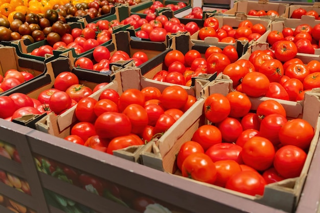 Casse di pomodori in un supermercato