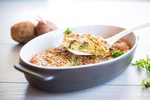 casserola di patate con cavolo e spezie in forma di ceramica