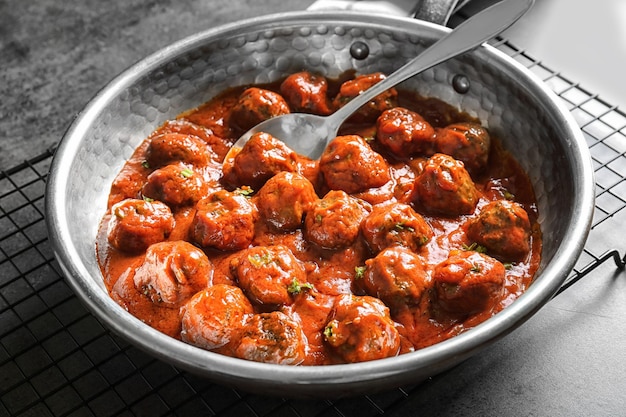 Casseruola con deliziose polpette in salsa sul tavolo