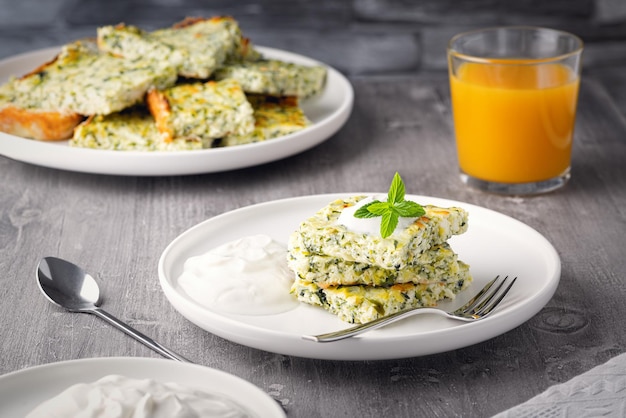 Casseruola con zucchine al formaggio e succo d'arancia