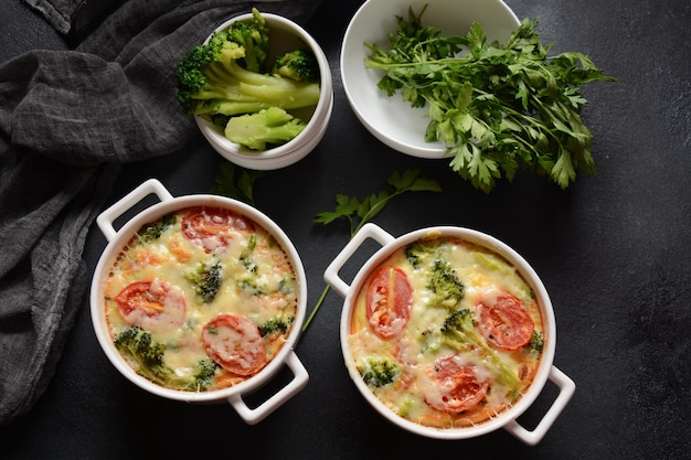 Casseruola di broccoli, formaggio e uova in cocotte da forno