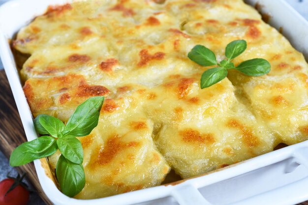 Casseruola di patate con carne, cipolle e formaggio. Patate del Delfinato. Patatine fritte.