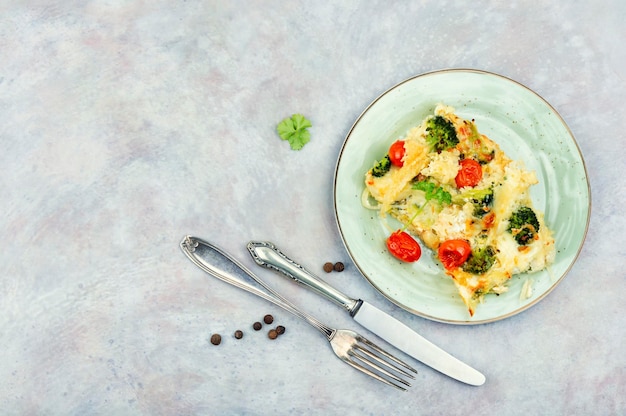 Casseruola di patate con copia spazio di broccoli