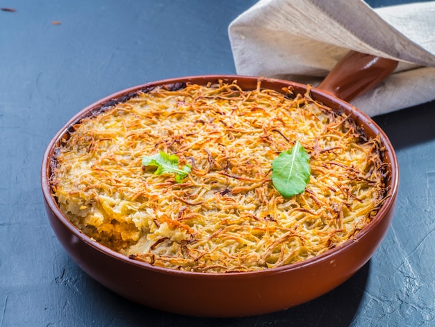 Casseruola di patate sul tavolo