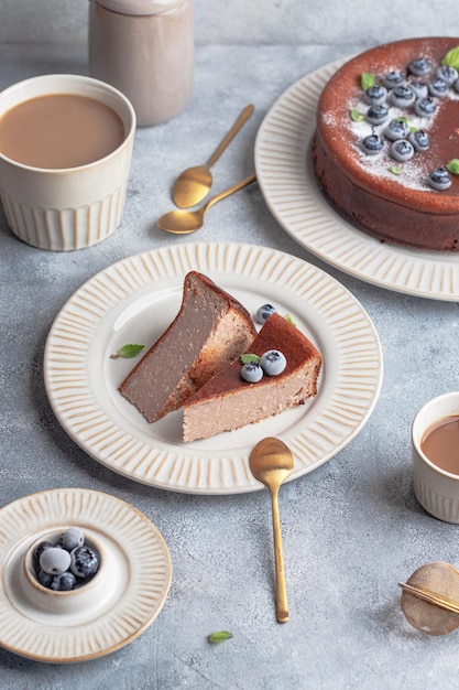 Casseruola di ricotta al cioccolato con mirtilli e foglie di menta