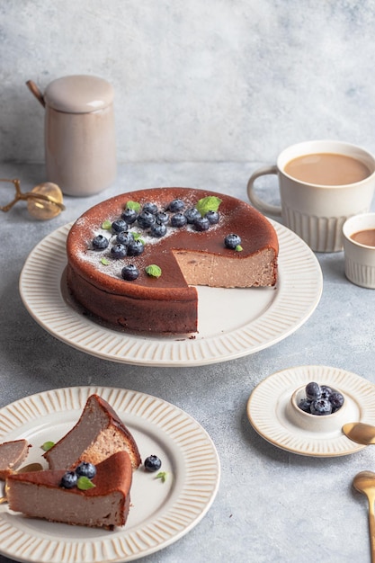 Casseruola di ricotta al cioccolato con mirtilli e foglie di menta