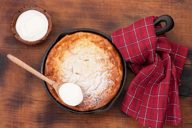 Casseruola di ricotta Cheesecake su un tagliere di legno