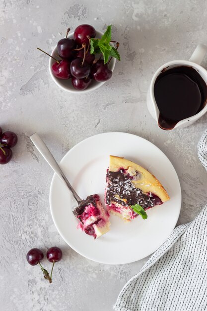 Casseruola di ricotta con amarena decorata con cioccolato, scaglie di cocco e menta