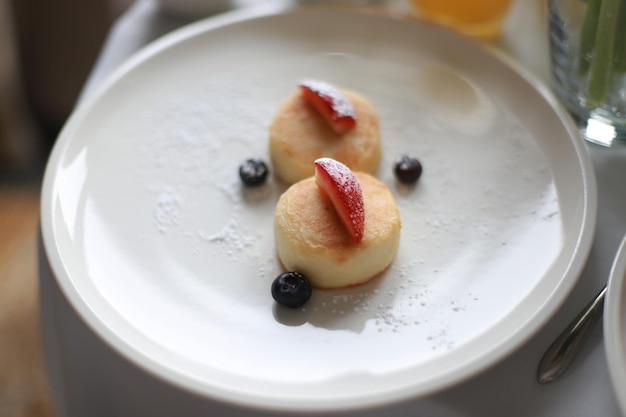 Casseruola di ricotta con frutti di bosco per colazione