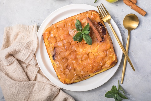 Casseruola di ricotta con mele e cannella