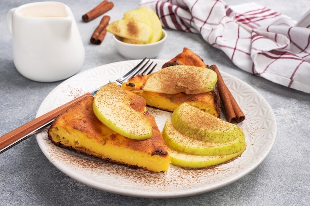 Casseruola di ricotta con mele e spezie alla cannella