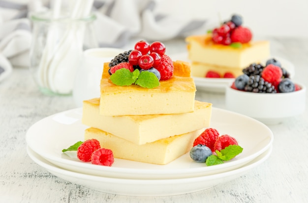 Casseruola di ricotta fatta in casa con frutti di bosco freschi