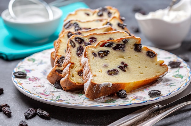 Casseruola di ricotta fatta in casa con uvetta