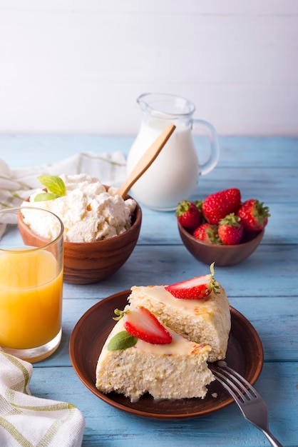 Casseruola di ricotta sana colazione con succo