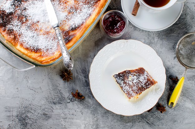 Casseruola di ricotta Torta con formaggio e tazza di tè