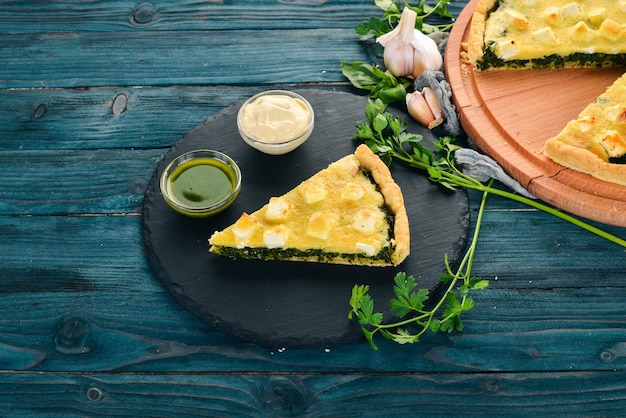 Casseruola di spinaci e formaggio su sfondo di legno Vista dall'alto Copia spazio