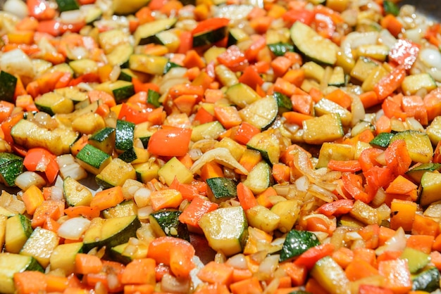 Casseruola di verdure con ingredienti simili alla ratatouille o al Pisto