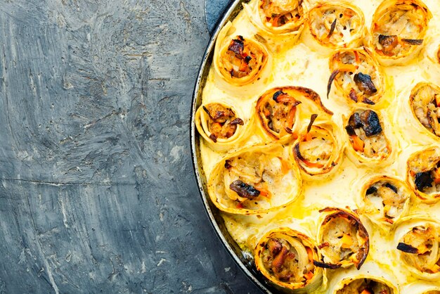 Casseruola di verdure nello spazio della copia del pane pita