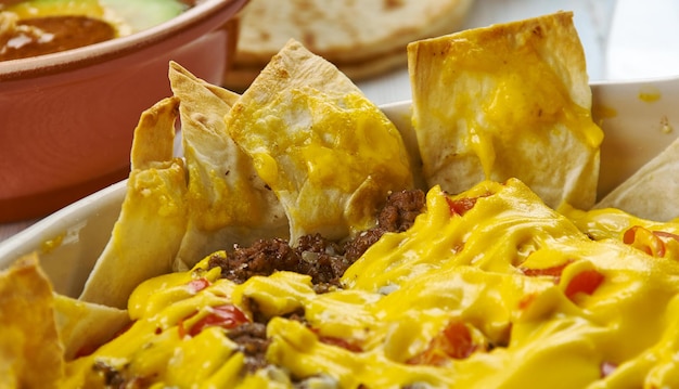 Casseruola tex-mex da cowboy, la casseruola di carne macinata è facile da preparare e ha un sapore incredibile, cucina tex-mex, piatti tradizionali assortiti, vista dall'alto.