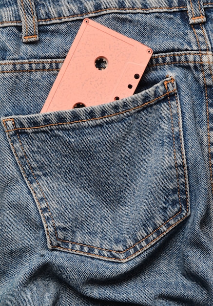 Cassetta audio nella tasca posteriore dei jeans spiegazzati