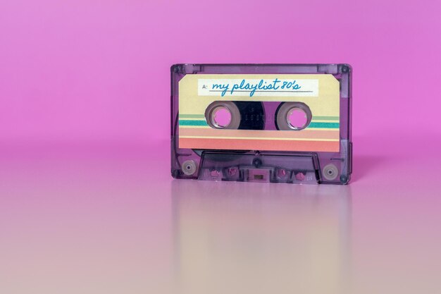 Cassetta audio trasparente con l'etichetta della mia playlist sullo sfondo fucsia