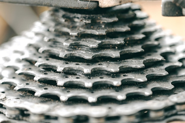 Cassetta della ruota dentata posteriore su una bicicletta denti usurati su una ruota dentata della bicicletta