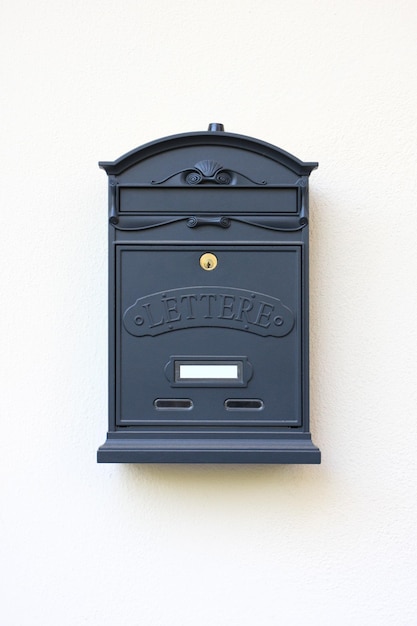 Cassetta delle lettere per le tue lettere su un muro bianco.