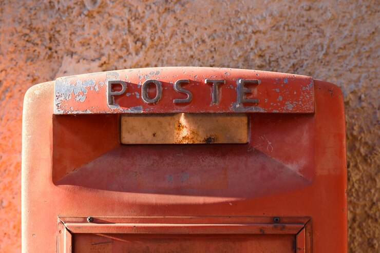 Cassetta postale rossa tradizionale italiana