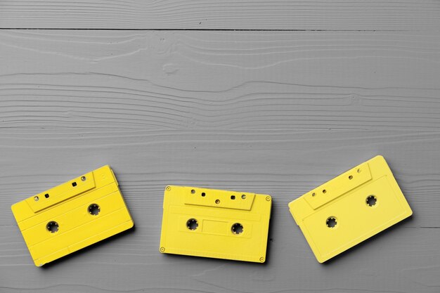 Cassette audio gialle su grigio