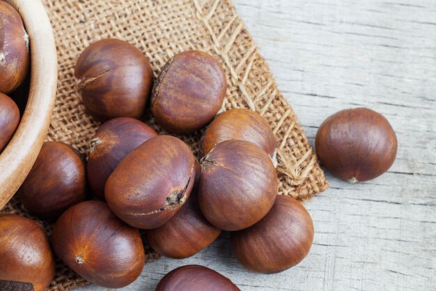 Castagne arrostite su legno.