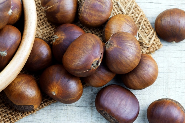 Castagne arrostite su tela di sacco e pavimento in legno.