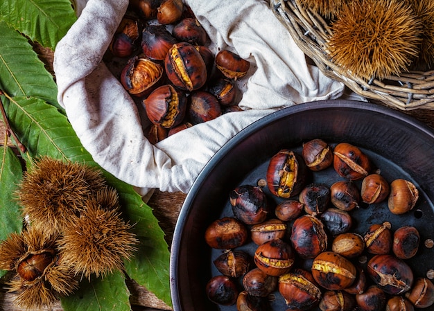 Castagne arrosto in padella di ferro