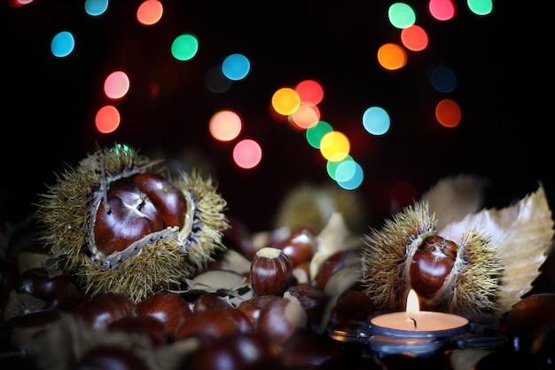 Castagne con candela e sfondo bokeh