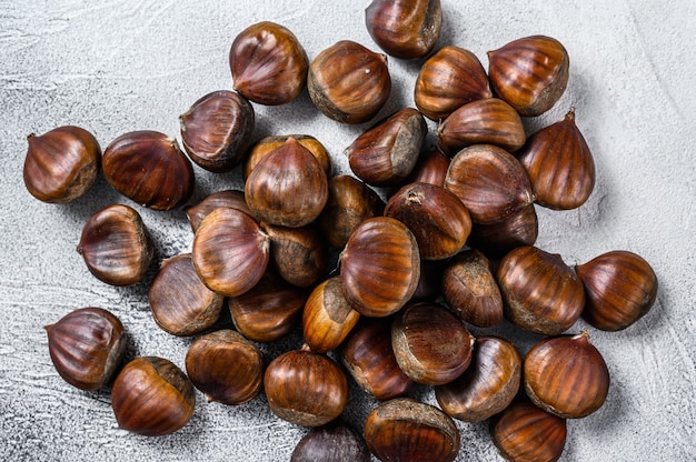 Castagne crude su un tavolo di legno.