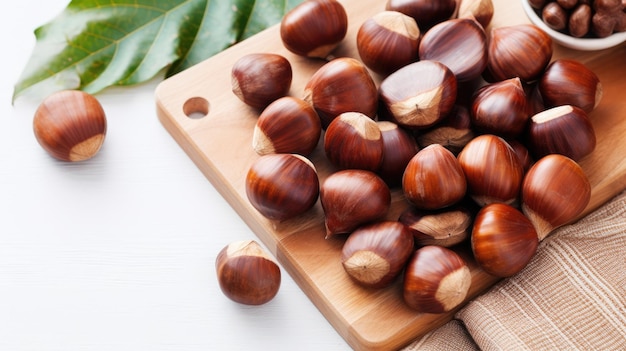 Castagne fresche su tagliere di legno Spazio per la copia vista dall'alto