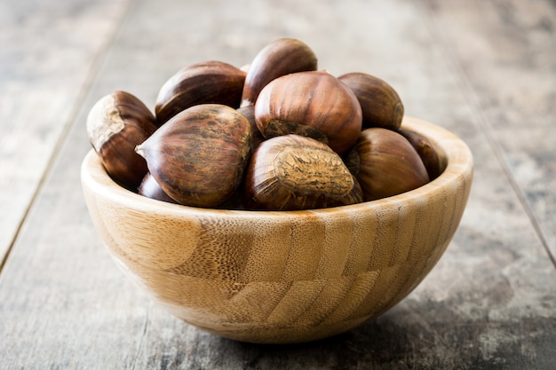 Castagne in una ciotola su di legno